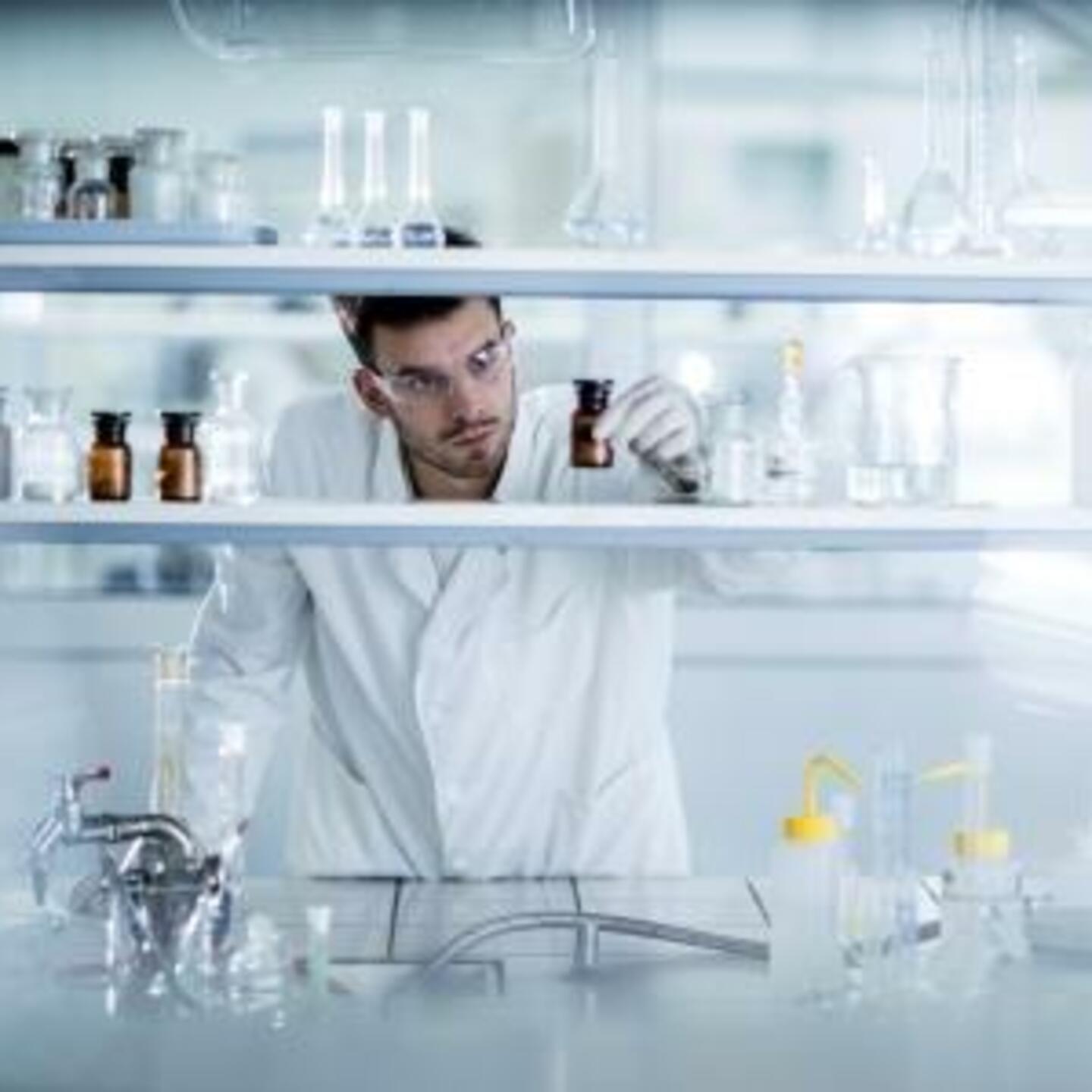 Photographie d'un chercheur dans son laboratoire 