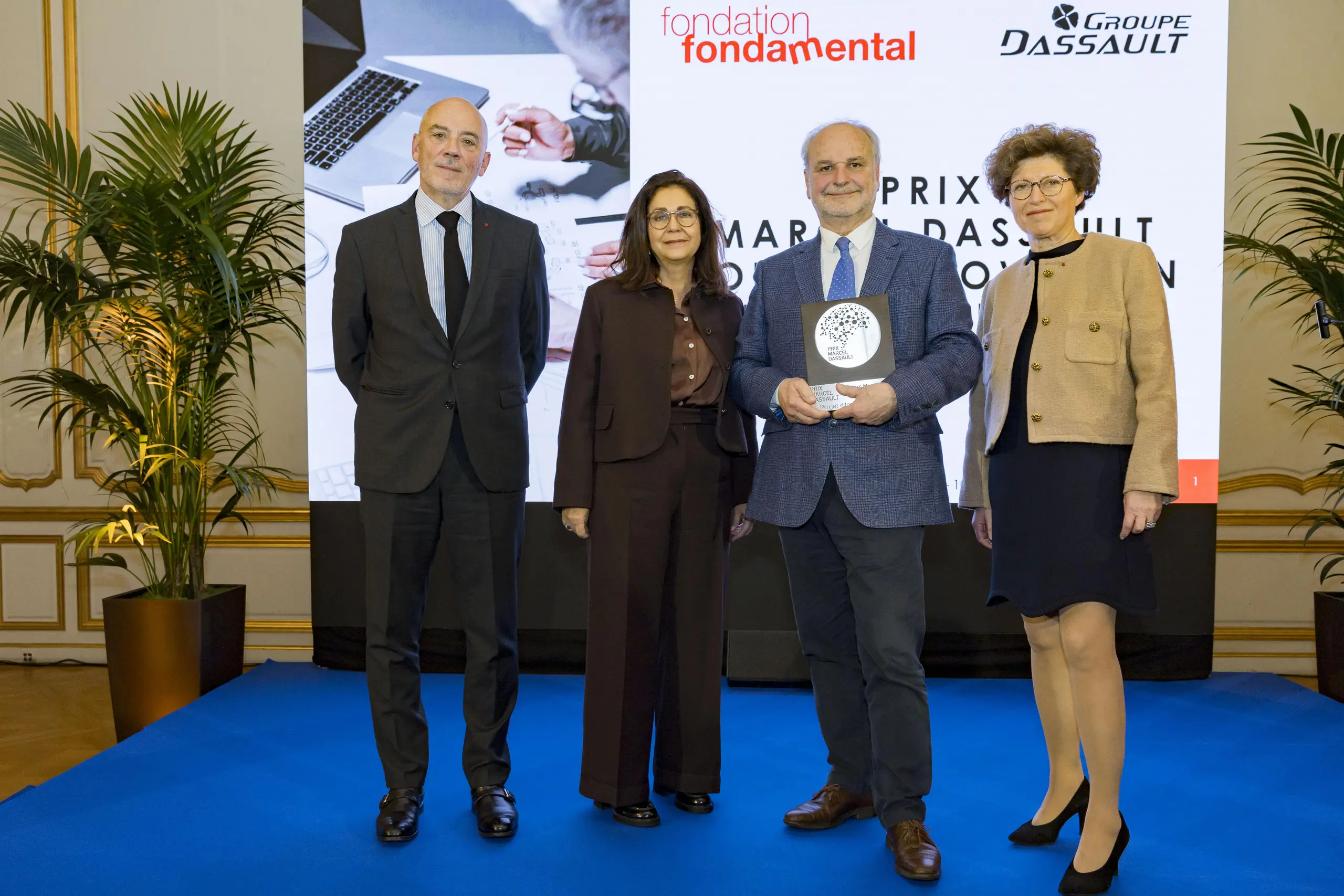 De gauche à droite : Stéphane Richard (Président du CA de la Fondation FondaMental), Marie-Hélène Habert (Directrice de la communication et du mécénat du Groupe Dassault), Marc Massonneau (CEO de Suricog), Marion Leboyer (Directrice Générale de la Fondation FondaMental) Cérémonie de remise du Prix Marcel Dassault 2024