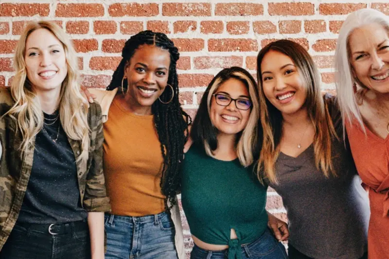 Photos de femmes souriantes et de tous âges