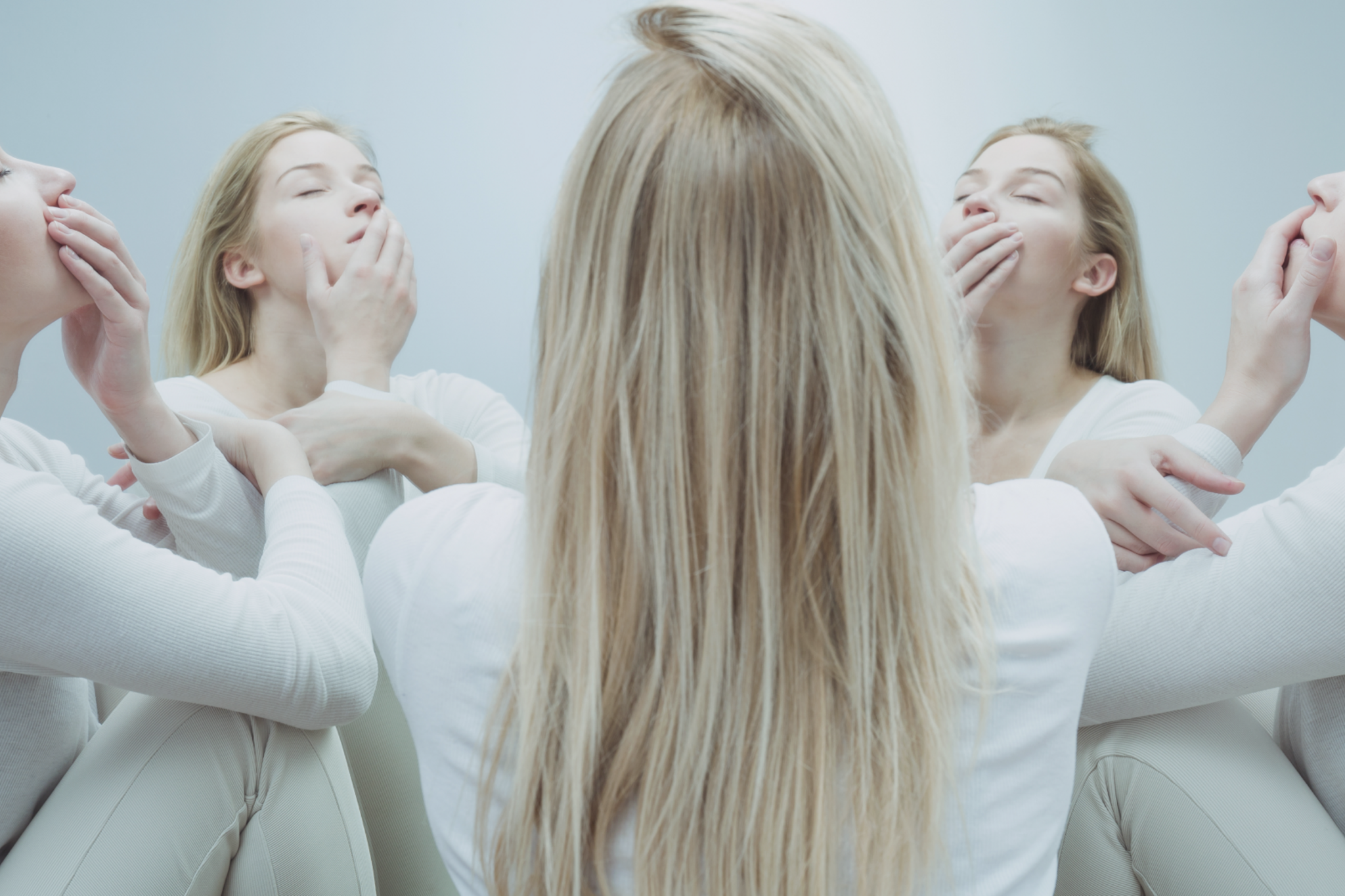 Jeune femme assise devant un miroir, jeu des reflets 